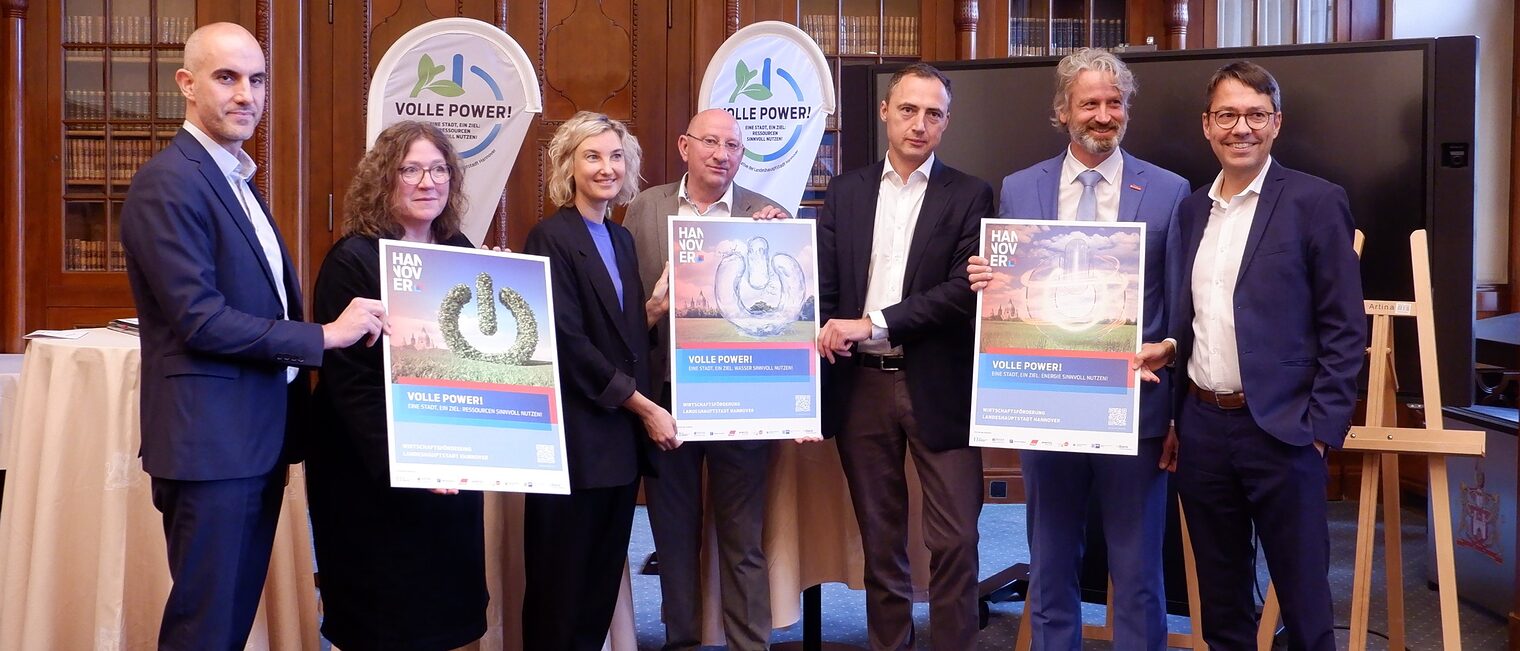 Präsentation der Kampagnenmotive (v.l.): Oberbürgermeister Belit Onay, Umwelt- und Wirtschaftsdezernentin Anja Ritschel, Katharina Nörthemann (Hannover Impuls), Torsten Hannig (DGB Niedersachsen-Mitte), Dr. Mirko-Daniel Hoppe (IHK Hannover), Peter Karst (Handwerkskammer Hannover) und Prof. Dr. Marc Hansmann (Enercity AG). Präsentation der Kampagnenmotive (v.l.): Oberbürgermeister Belit Onay, Umwelt- und Wirtschaftsdezernentin Anja Ritschel, Katharina Nörthemann (Hannover Impuls), Torsten Hannig (DGB Niedersachsen-Mitte), Dr. Mirko-Daniel Hoppe (IHK Hannover), Peter Karst (Handwerkskammer Hannover) und Prof. Dr. Marc Hansmann (Enercity AG).
