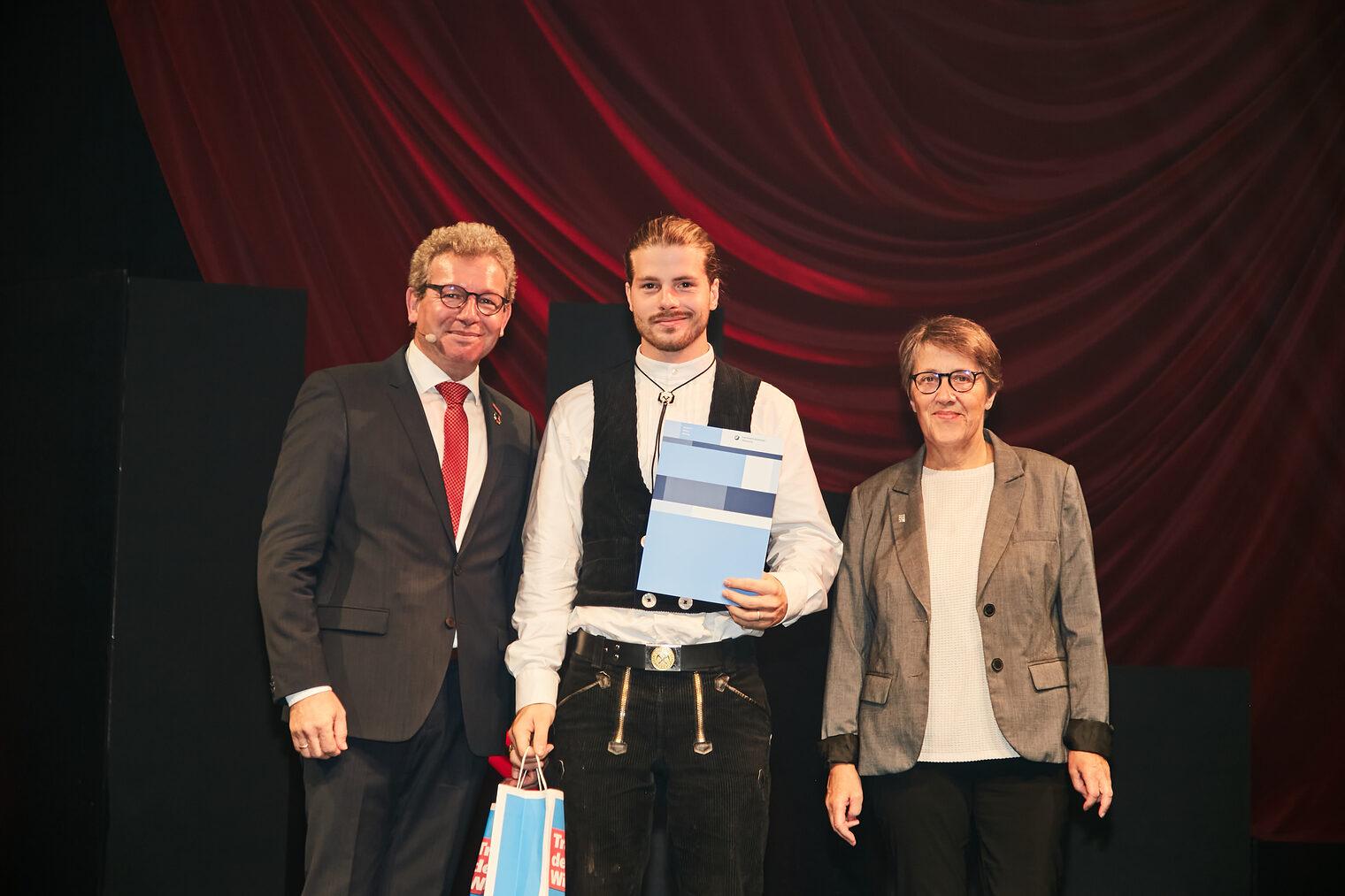 Einer von 36 Kammersiegern: Dachdecker Leon Stitzingen bekam seine Urkunde und das Geschenk von Handwerkskammerpräsident Gehre und Bürgermeisterin Monika Plate.