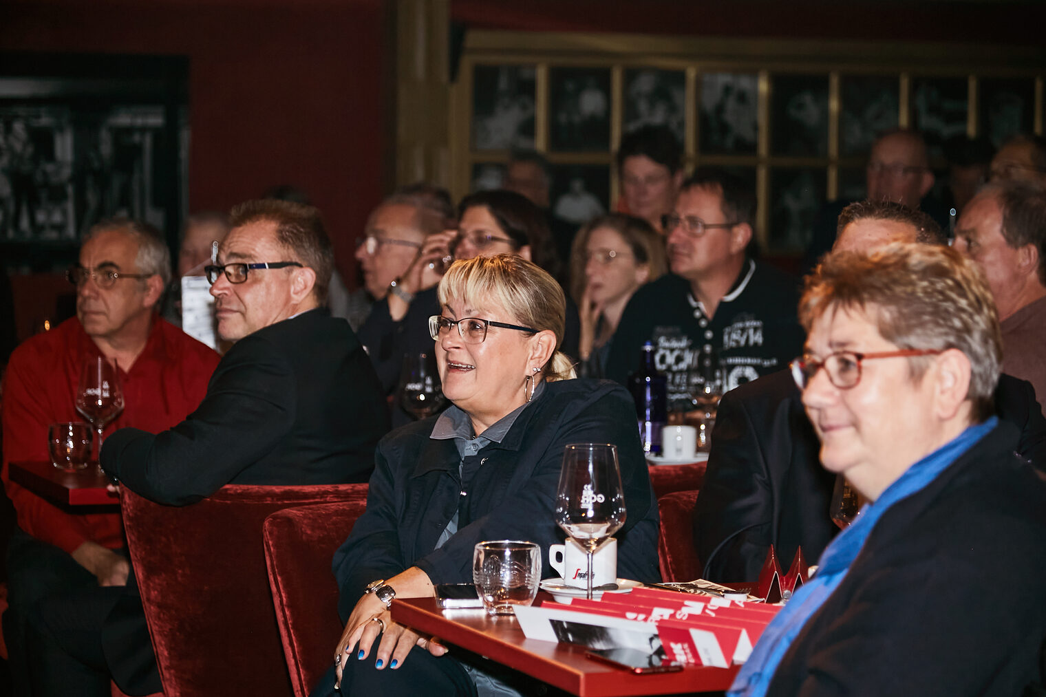 Eltern und Ausbildende freuten sich mit den besten Gesellinnen und Gesellen und genossen die Varieté-Atmosphäre.
