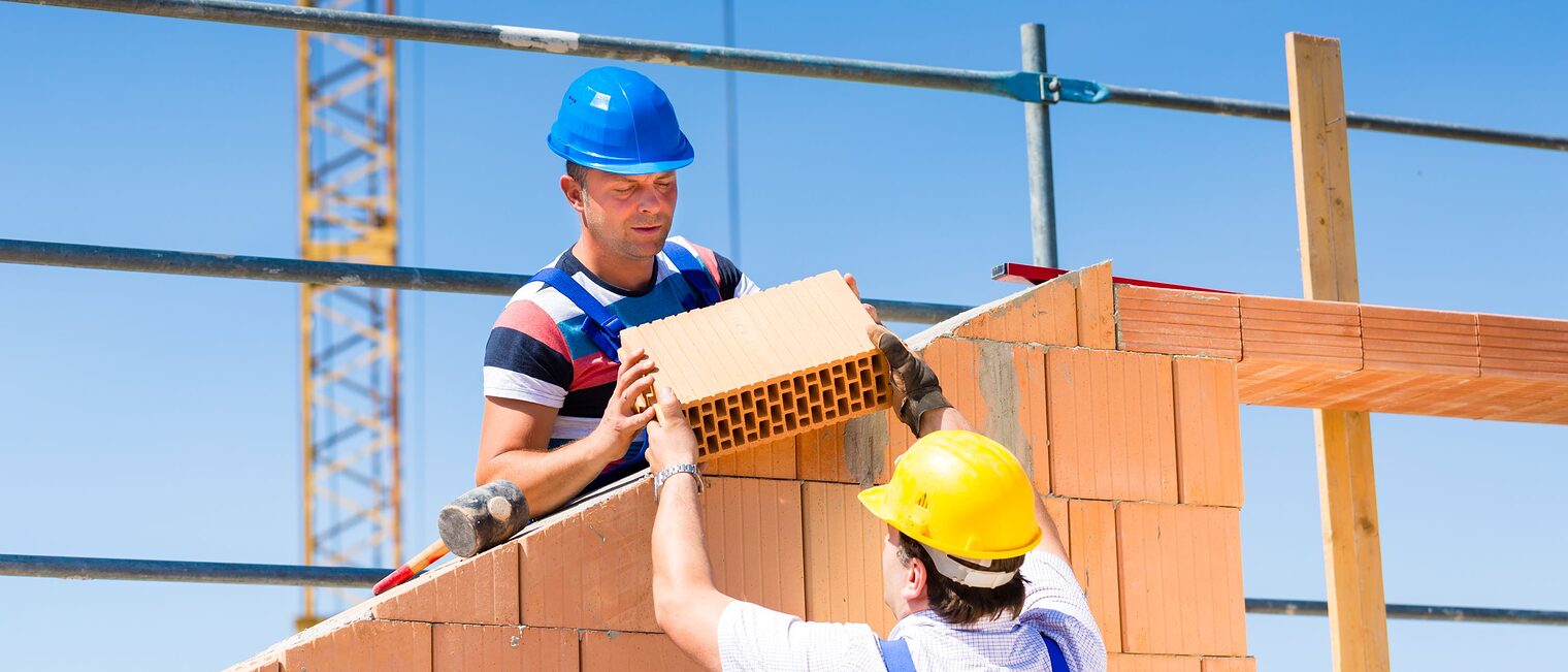 Das Handwerk ist der Eckpfeiler der Bau- und Immobilienbranche. Adobe Stock, Bau, Maurer, Immobilien, Kran, Baustelle, Bauarbeiter