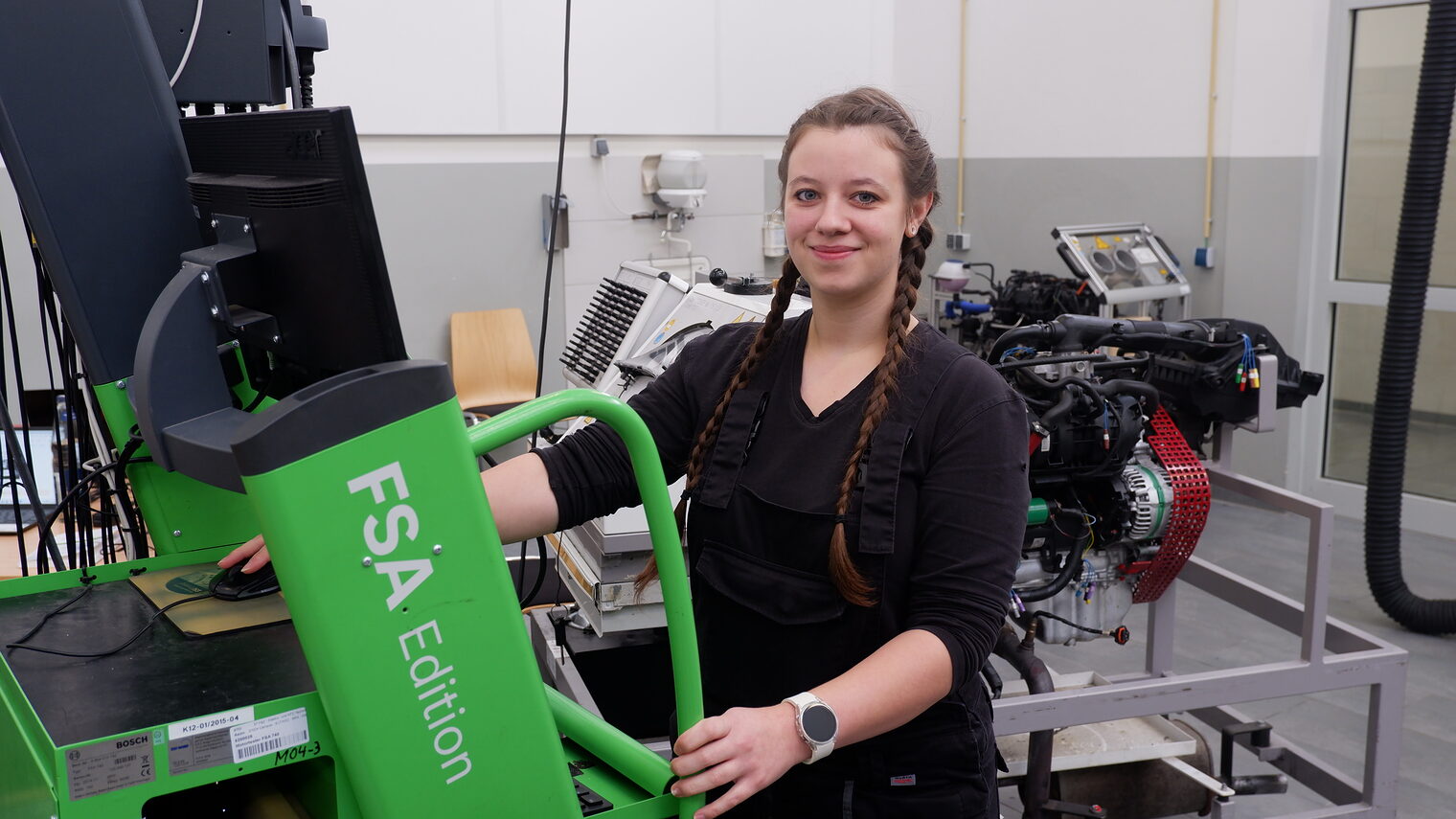 Kurz vor der Abschlussprüfung: Daileen Wengst absolviert die Meistervorbereitung für das Kfz-Handwerk auf dem Campus Handwerk in Garbsen.