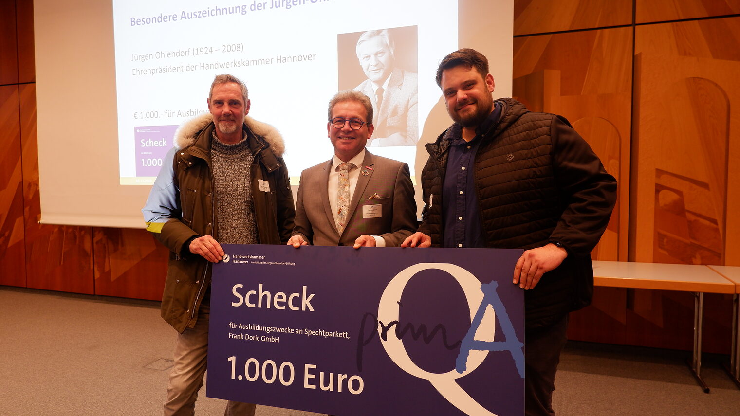 Für ihre besondere Ausbildungsanstrengung bekamen Parkettlegermeister Dustin Nau und Frank Doric einen Check in Höhe von 1.000 Euro. Besondere Ausbildungsleistung: Im Rahmen des Strategietags Ausbildung der Handwerkskamemr Hannover bekamen Parkettleger Dustin Nau und Vater Frank Doric einen Check in Höhe von 1.000 Euro.