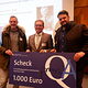 Besondere Ausbildungsleistung: Im Rahmen des Strategietags Ausbildung der Handwerkskamemr Hannover bekamen Parkettleger Dustin Nau und Vater Frank Doric einen Check in Höhe von 1.000 Euro.