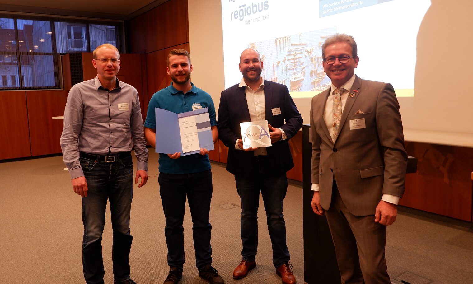Die RegioBus GmbH ließ in diesem Jahr ihren Betriebshof in Burgdorf zertifizieren. Die RegioBus GmbH, Betriebshof Burgdorf erhielt im Rahmen des Strategietages Ausbildung der Handwerkskammer Hannover die Auszeichnung pimAQ prima Ausbildungsqualität
