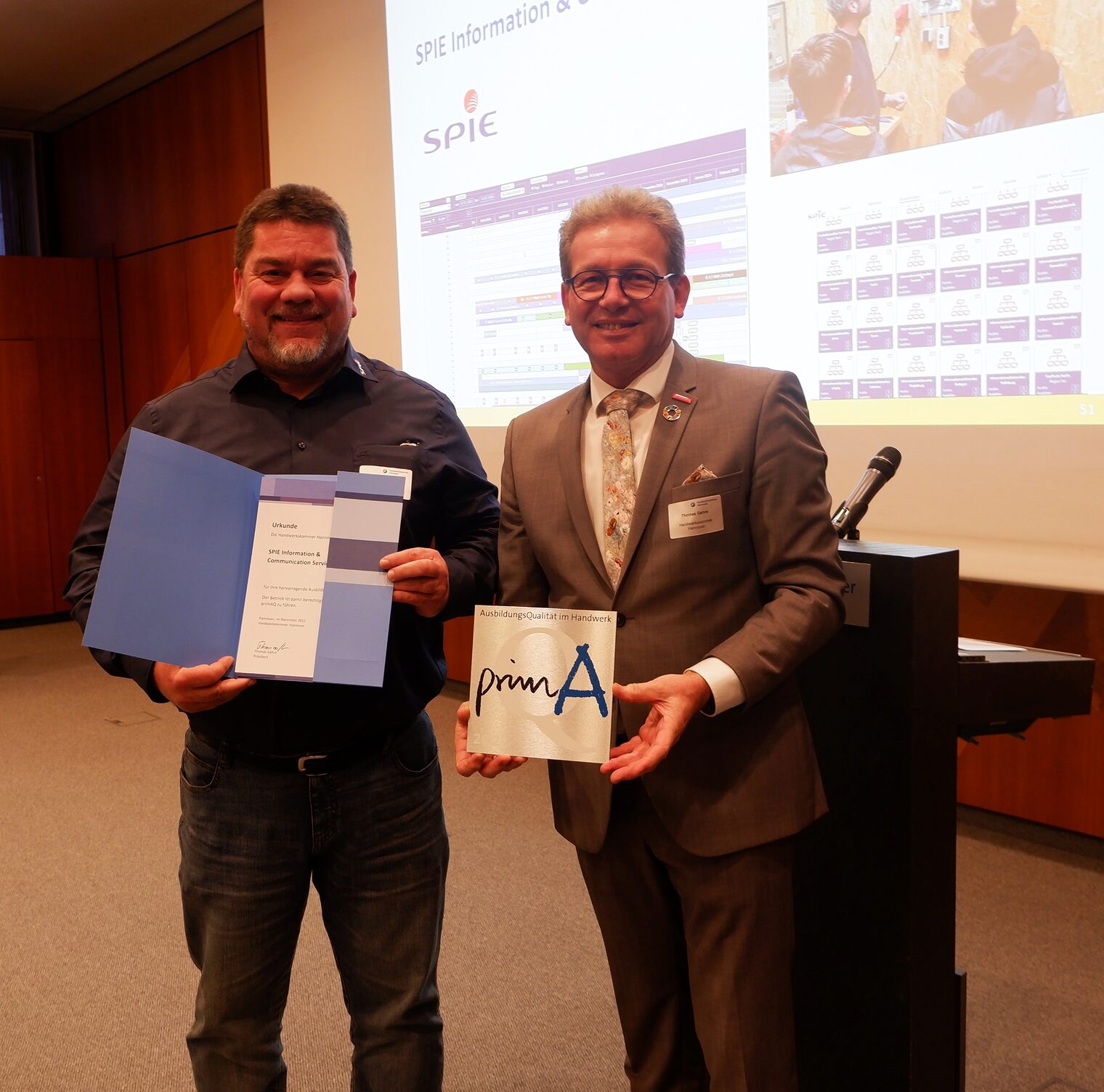 Die SPIE Informations und Communications Services GmbH schickte ihren Ausbildungsleiter Dietmar Eckert zur Auszeichnungsübergabe. Die SPIE Informations und Communikations Services GmbH erhielt im Rahmen des Strategietages Ausbildung der Handwerkskammer Hannover die Auszeichnung pimAQ prima Ausbildungsqualität.