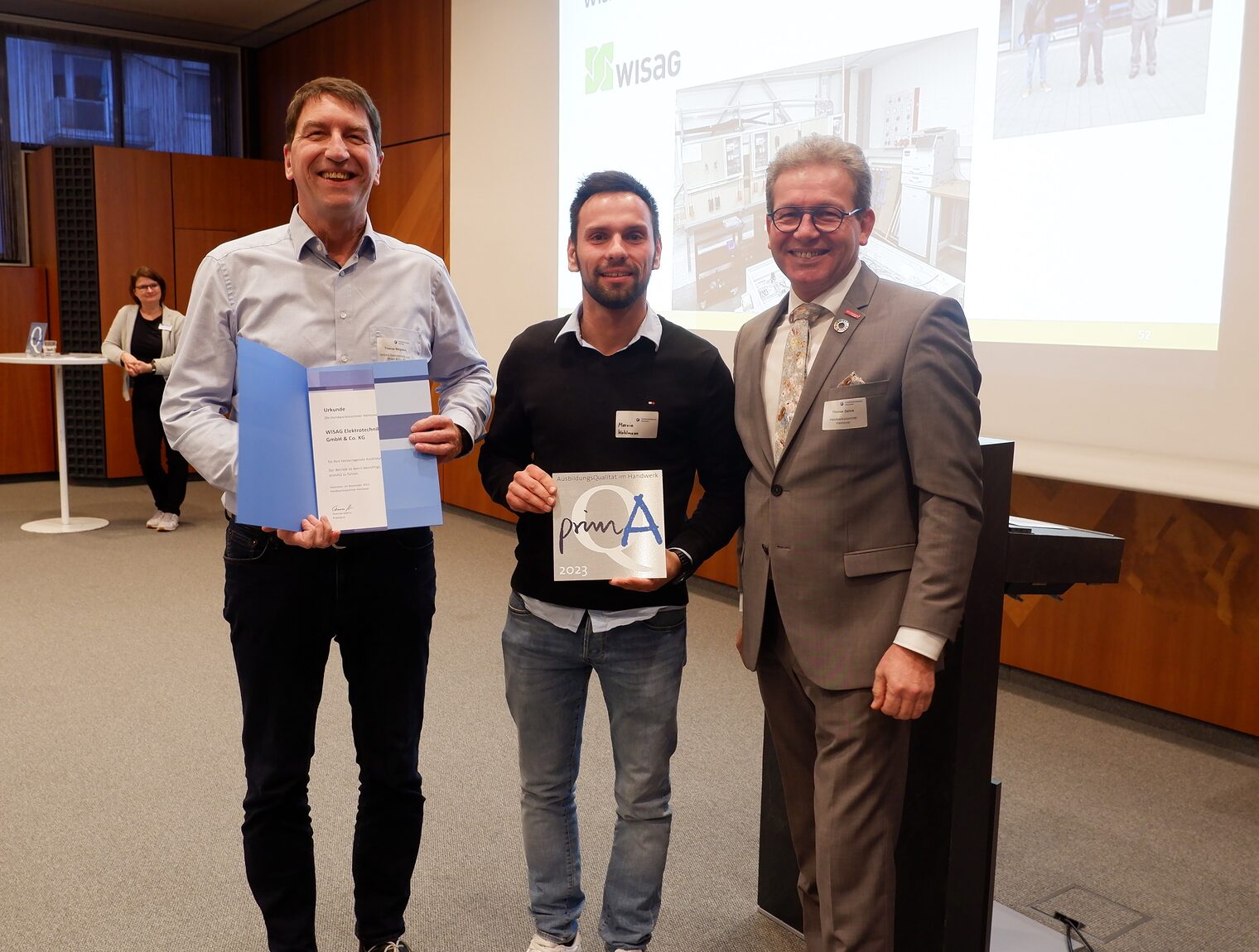 Neu unter den Ausgezeichneten: Die WISAG Elektrotechnik Nord GmbH & Co. KG aus Langenhagen. Die WISAG Elektrotechnik Nord GmbH & Co. KG, Langenhagen erhielt im Rahmen des Strategietages Ausbildung der Handwerkskammer Hannover die Auszeichnung pimAQ prima Ausbildungsqualität.