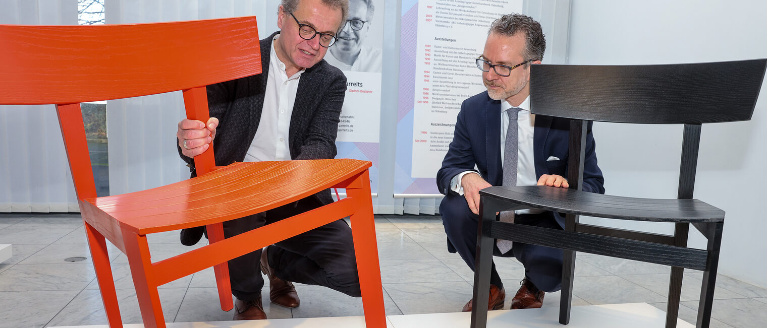Staatspreisträger Hergen Garrelts mit seinen eingereichten Exponaten. Staatspreis, gestaltendes Handwerk