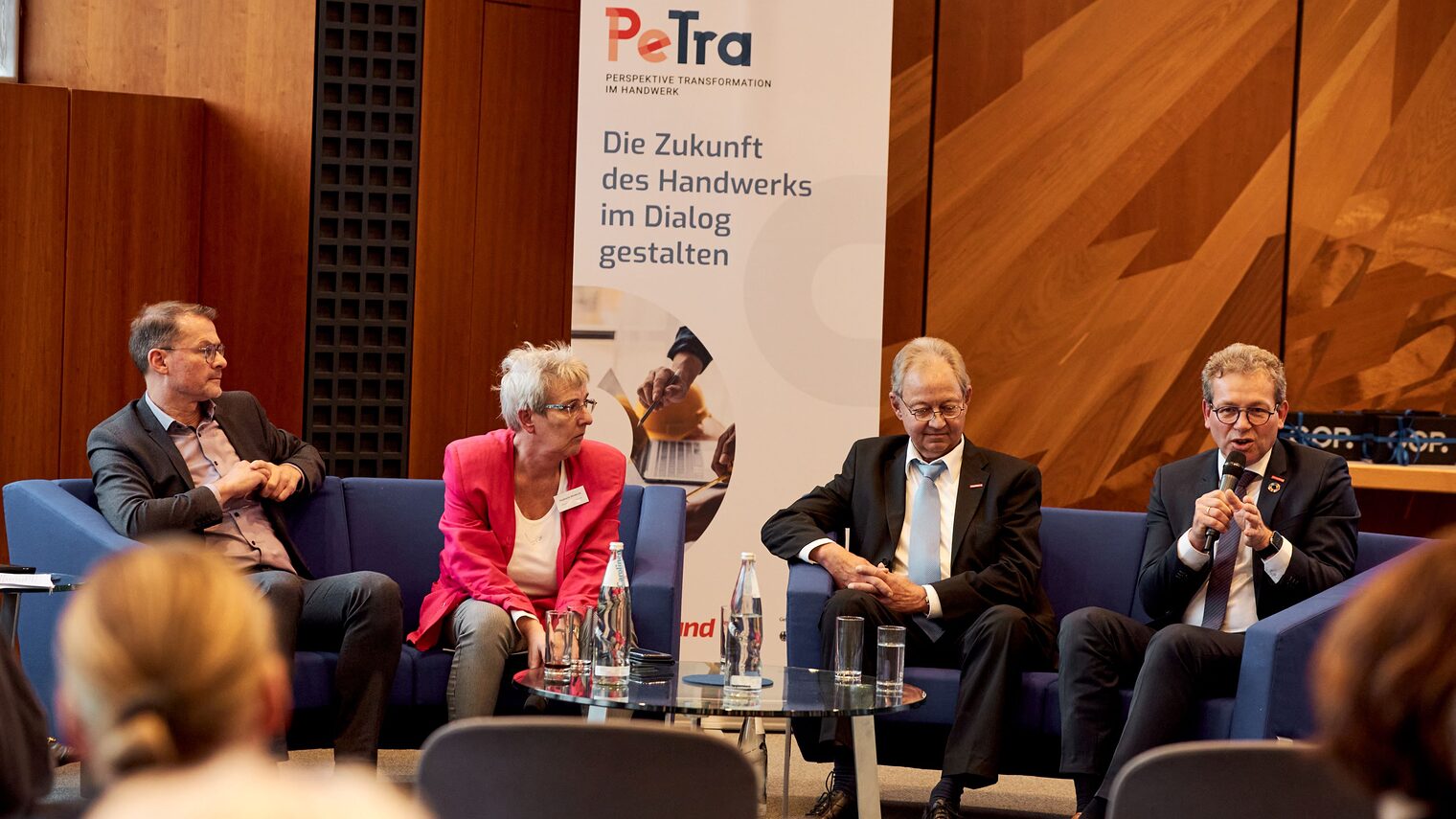 Carl-Michael Vogt, Stefanie Wlodarski, Karl-Heinz Dangers und Thomas Gehre diskutierten die Chancen und Herausforderungen für das Ehrenamt im Handwerk.