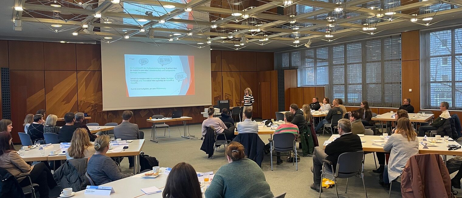 Sprachtrainerin Anna Kiefer sensibilisierte die Teilnehmerinnen und Teilnehmer des Ausbilderfrühstücks für das Thema "Schwierigkeiten für Nicht-Muttersprachler" im Berufsalltag.