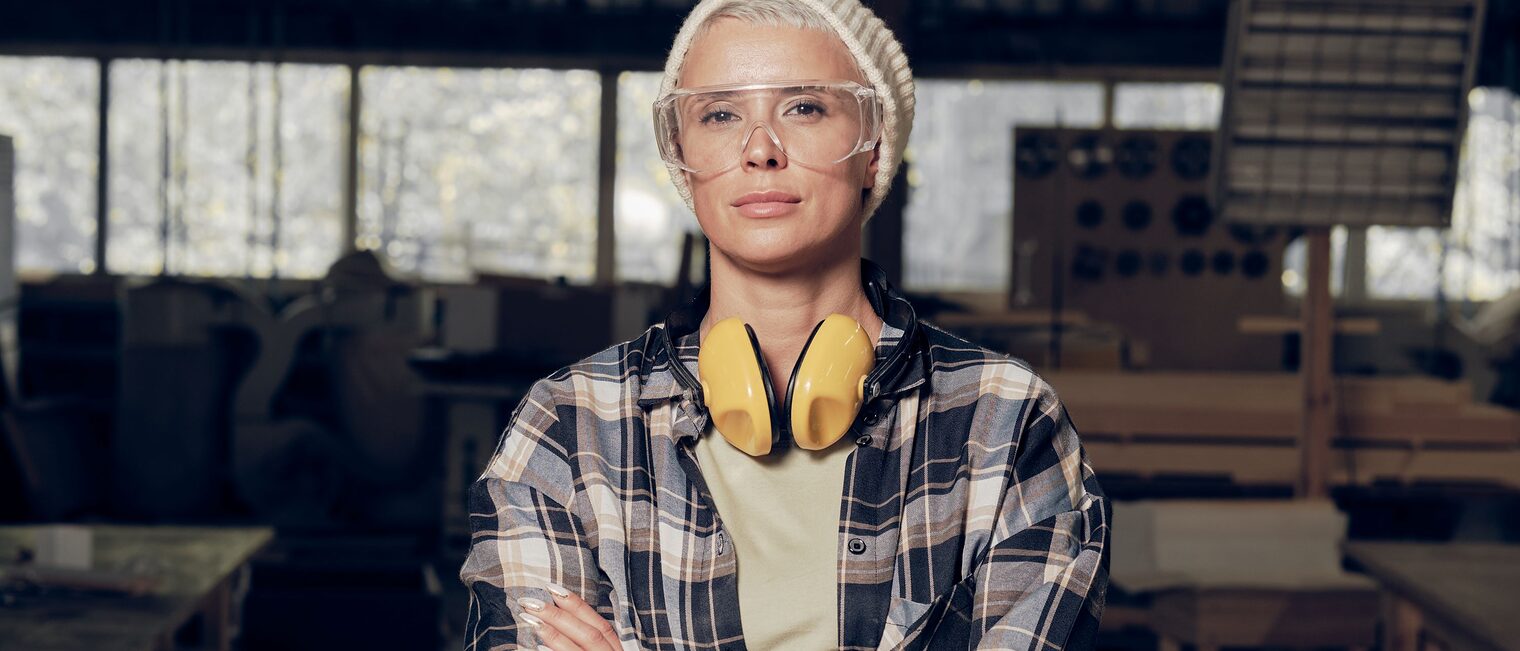 gründerin, tischlerin, frau, werkstatt, tattoo, stolz, handwerkerin, porträt, schutzbrille
