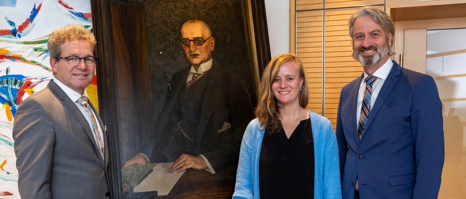 Thomas Gehre (l.) und Peter Karst (r.) übergaben das Portrait des ersten Kammerpräsidenten an Museumsdirektorin Anne Gemeinhardt. Thomas Gehre (l.) und Peter Karst (r.) übergaben das Portrait des ersten Kammerpräsidenten an Museumsdirektorin Anne Gemeinhardt.