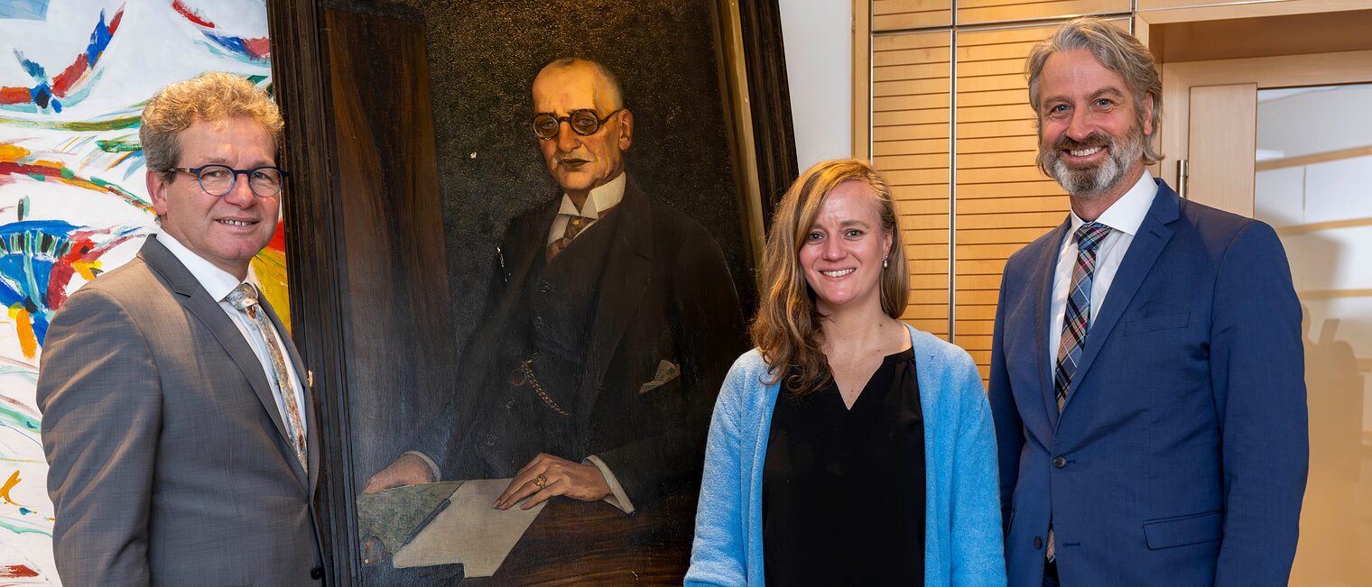 Thomas Gehre (l.) und Peter Karst (r.) übergaben das Portrait des ersten Kammerpräsidenten an Museumsdirektorin Anne Gemeinhardt. 