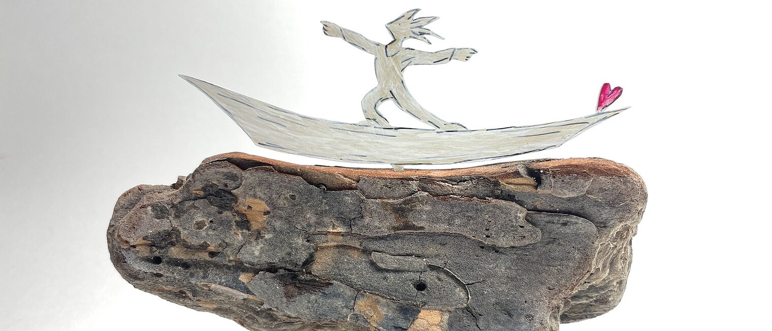 Objekt „Surfer“ von Meike Kröger, gefertigt aus Messing und Treibholz mit einer Zeichnung.