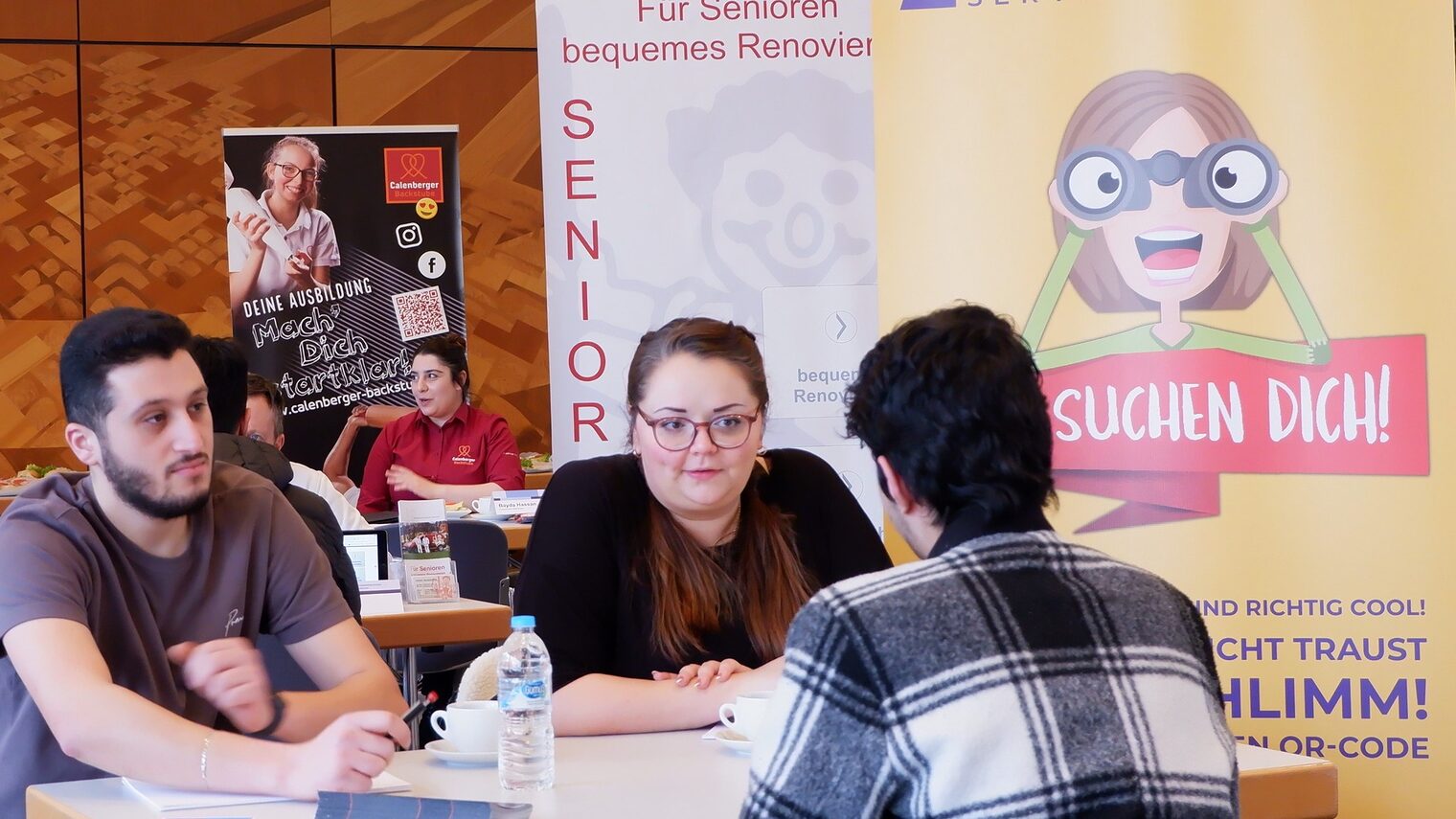 Beim Azubi Speed Dating in der Handwerkskammer Hannover trafen über 140 Schülerinnen und Schüler auf 16 Handwerksbetriebe, die für das nächste Ausbildungsjahr Lehrstellen zu vergeben haben.