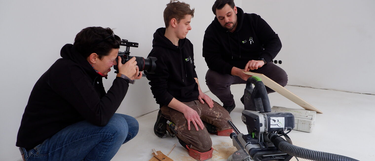 Parkettleger Dustin Nau klärt Fachfragen seiner Azubis regelmäßig on the Job. Der Beruf des Parkettlegers im Video.