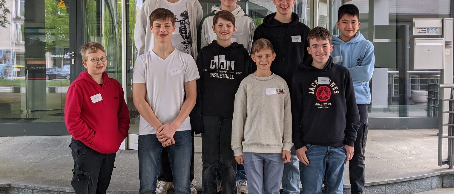 Gruppenbild der Jungs vor der Handwerkskammer