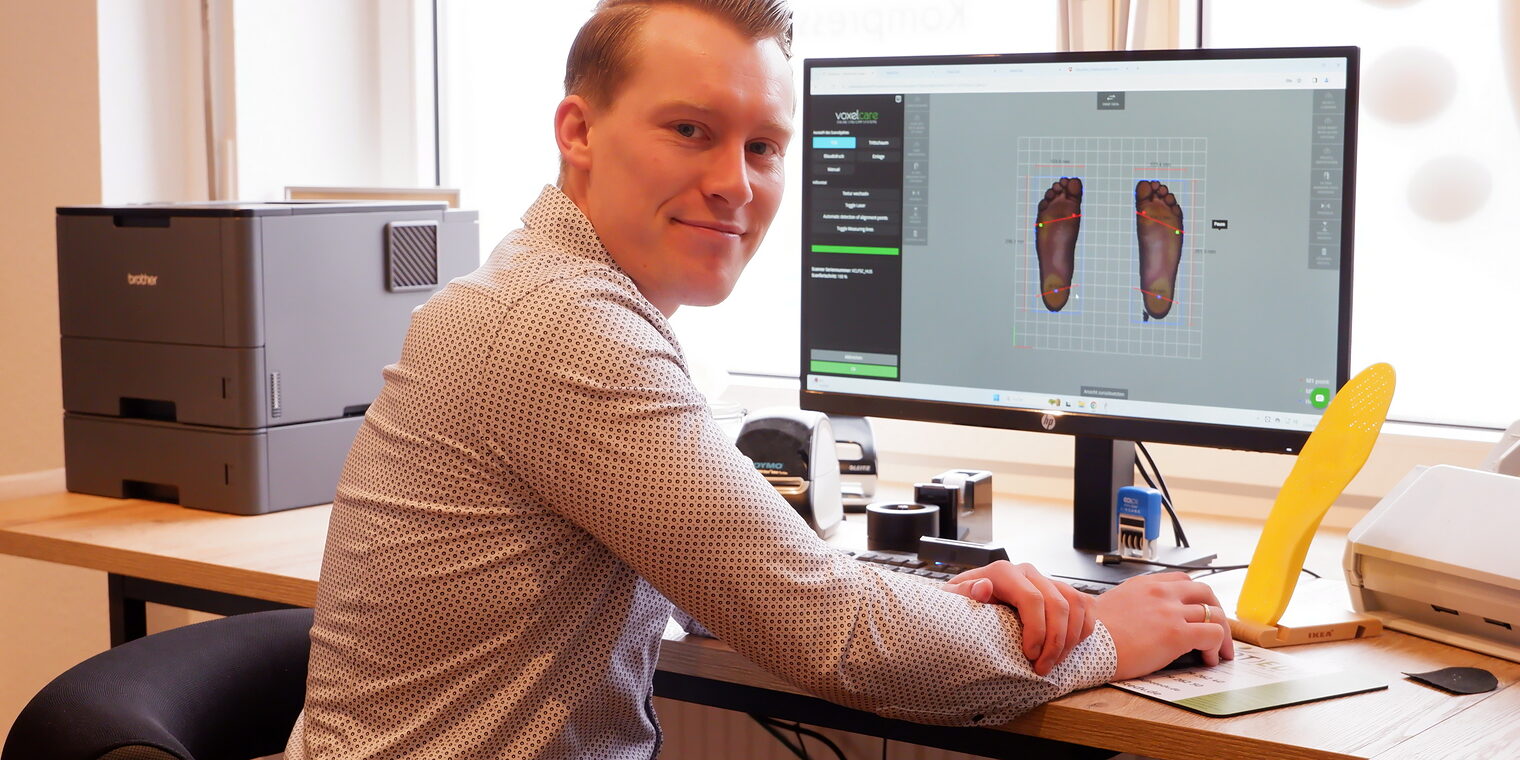 Innovativer Handwerker: Mithilfe seines 2D- und 3-D Scanners kann Orthopädieschuhtechnikermeister Jon Luca Husmann ein exaktes Abbild der Füße erstellen und perfekte Schuheinlagen nach Maß fertigen.