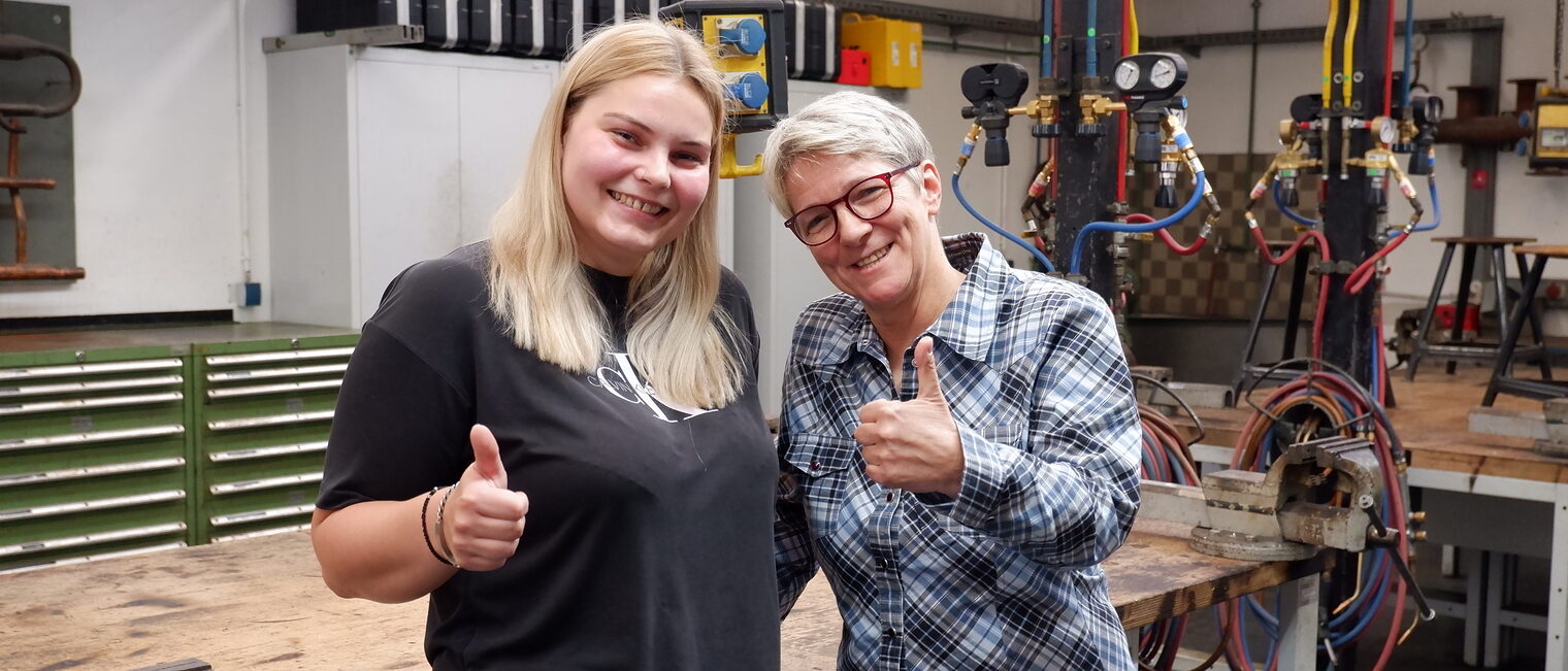 Ausbilderinnen Jasmin Burghof und Cornelia Beyer in einer SHK-Werkstatt auf dem Campus Handwerk Ausbilderinnen Jasmin Burghof und Cornelia Beyer in einer SHK-Werkstatt auf dem Campus Handwerk