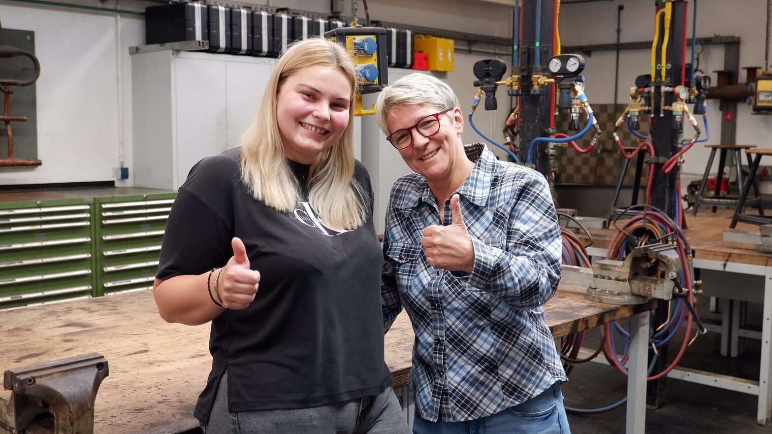 Ausbilderinnen Jasmin Burghof und Cornelia Beyer in einer SHK-Werkstatt auf dem Campus Handwerk