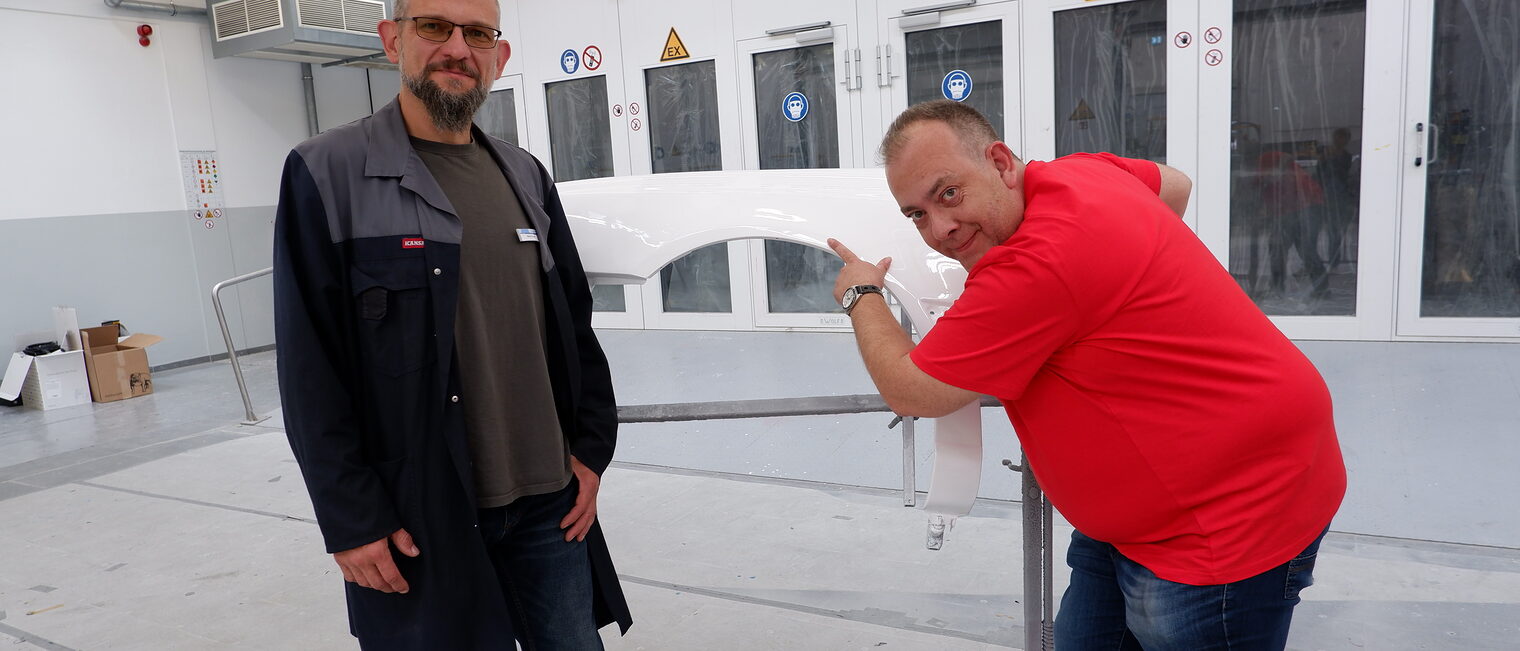 Ausbilder Maik Roloff und Carsten Zander in der neuen Fahrzeuglackiererwerkstatt auf dem Campus Handwerk. Ausbilder Maik Roloff und Carsten Zander in der neuen Fahrzeuglackiererwerkstatt auf dem Campus Handwerk.
