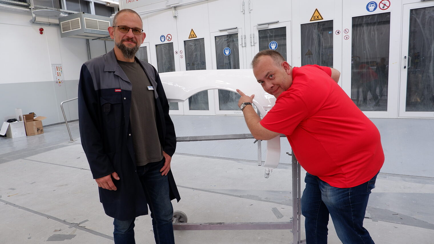 Ausbilder Maik Roloff und Carsten Zander in der neuen Fahrzeuglackiererwerkstatt auf dem Campus Handwerk.