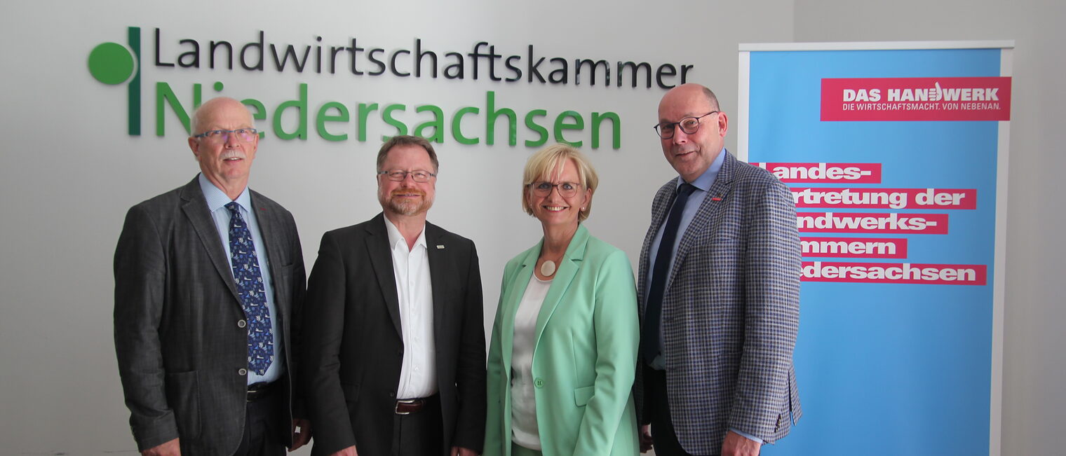 v.l.: Gerhard Schwetje, Dr. Bernd von Garmissen, Dr. Hildegard Sander, Eckhard Stein v.l.: Gerhard Schwetje, Dr. Bernd von Garmissen, Dr. Hildegard Sander, Eckhard Stein