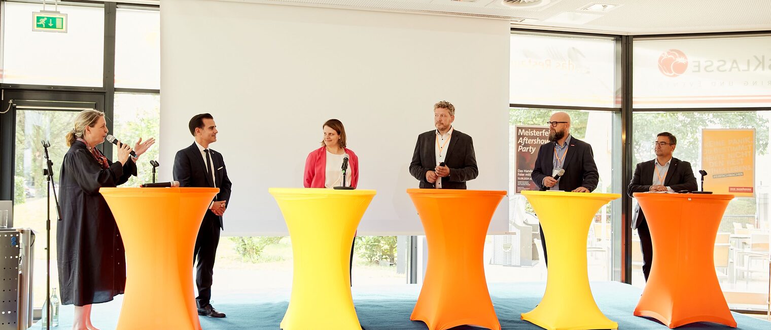 Nina Lemmerz-Sickert von der Handwerkskammer Hannover (li) moderierte die Podiumsdiskussion, in der die Teilnehmenden Claudio Provenzano, Julia Willie Hamburg, Dr. Christian Welzbacher, Volker Schmolz und Danny Schnur (v.l.n.r.) Schlaglichter auf das Thema berufliche Bildung warfen. Nina Lemmerz-Sickert von der Handwerkskammer Hannover (li) moderierte die Podiumsdiskussion, in der die Teilnehmenden Claudio Provenzano, Julia Willie Hamburg, Dr. Christian Welzbacher, Volker Schmolz und Danny Schnur (v.l.n.r.) Schlaglichter auf das Thema berufliche Bildung warfen.