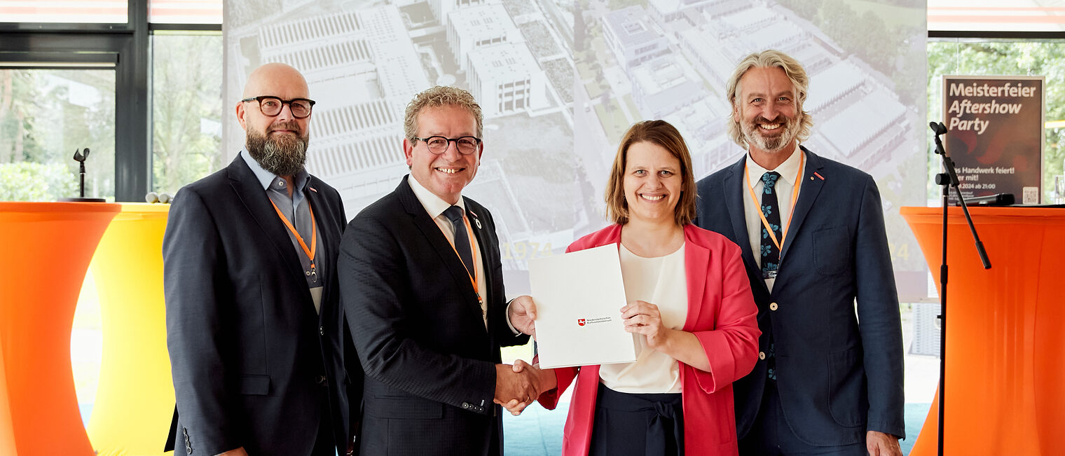 Kultusministerin Julia Willie Hamburg übergibt Förderbescheid an Handwerkskammerpräsident Thomas Gehre. v.l.n.r.: Volker Schmolz (Geschäftsführer Campus Handwerk), Thomas Gehre (Präsident der Handwerkskammer Hannover), Kultusministerin Julia Willie Hamburg und Peter Karst (Hauptgeschäftsführer der Handwerkskammer Hannover).
