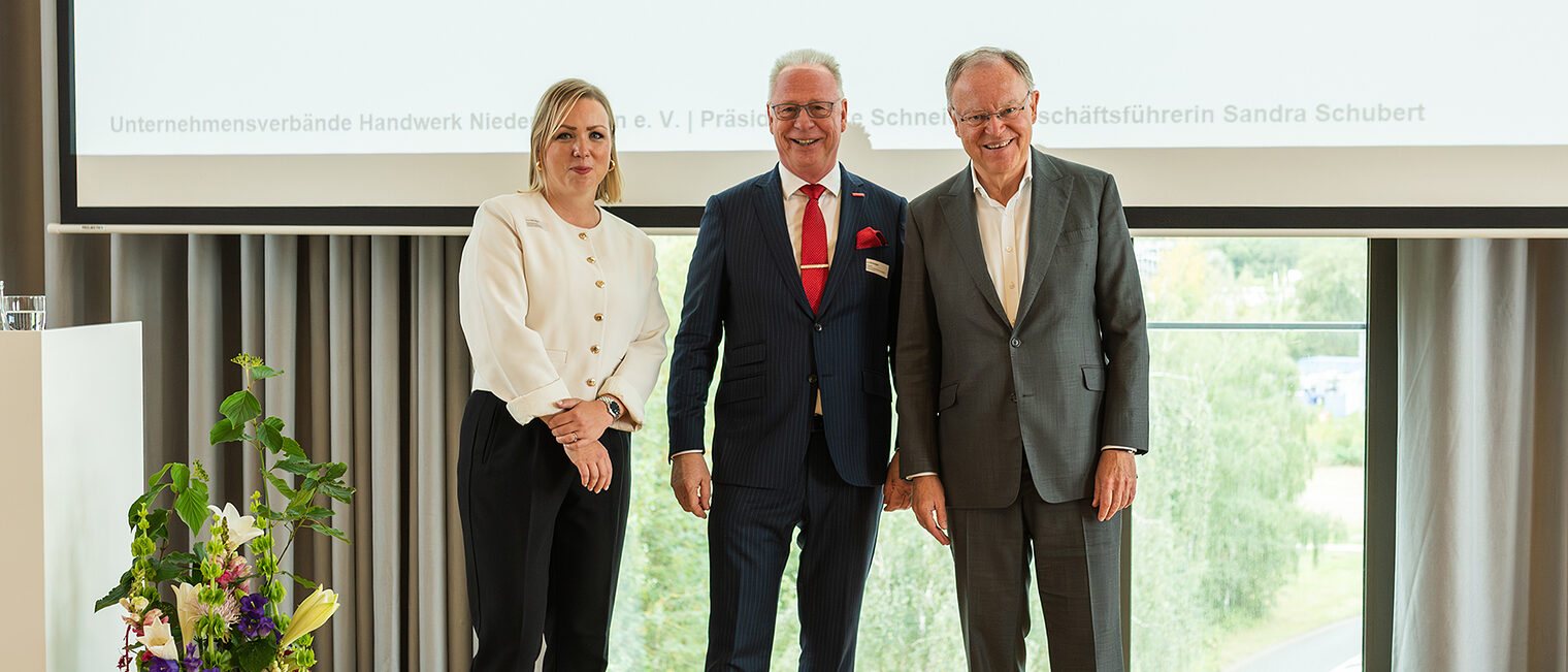 Sandra Schubert (Geschäftsführerin der UHN), Mike Schneider (Präsident der UHN) und Stephan Weil (Ministerpräsident des Landes Niedersachsen). Sandra Schubert (Geschäftsführerin der UHN), Mike Schneider (Präsident der UHN) und Stephan Weil (Ministerpräsident des Landes Niedersachsen).