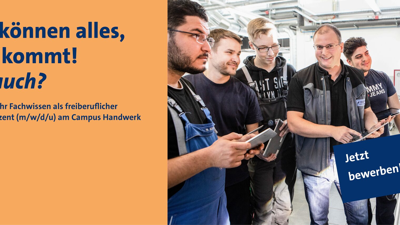 Dozent mit Schülern während eines Kurses.