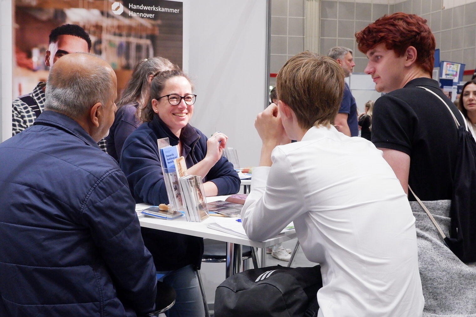 Vocatium 2025 - Ausbildungsberaterin der Handwerkskammer Hannover im Beratungsgespräch