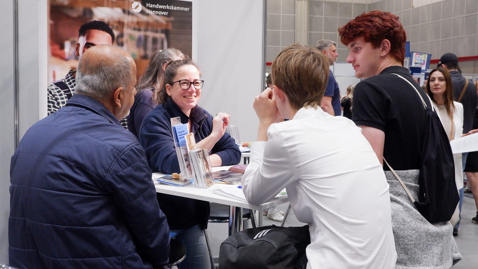 Vocatium 2025 - Ausbildungsberaterin der Handwerkskammer Hannover im Beratungsgespräch