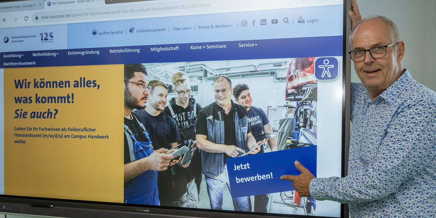Honorardozent Oliever Jysch zeigt eine Grafik auf einem Bildschirm.