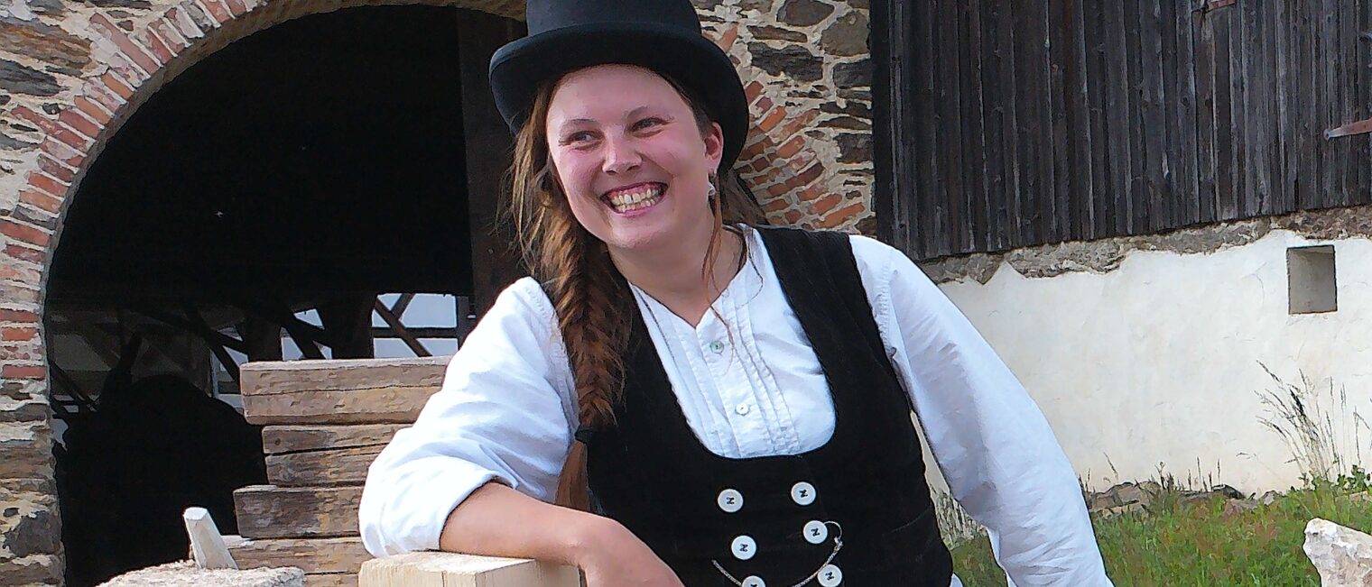 Neele Storost hat auf der Walz bei der Sanierungs des Daches des Bamberger Schlosses mitgeholfen. Neele Storost hat auf der Walz bei der Sanierungs des Daches des Bamberger Schlosses mitgeholfen.