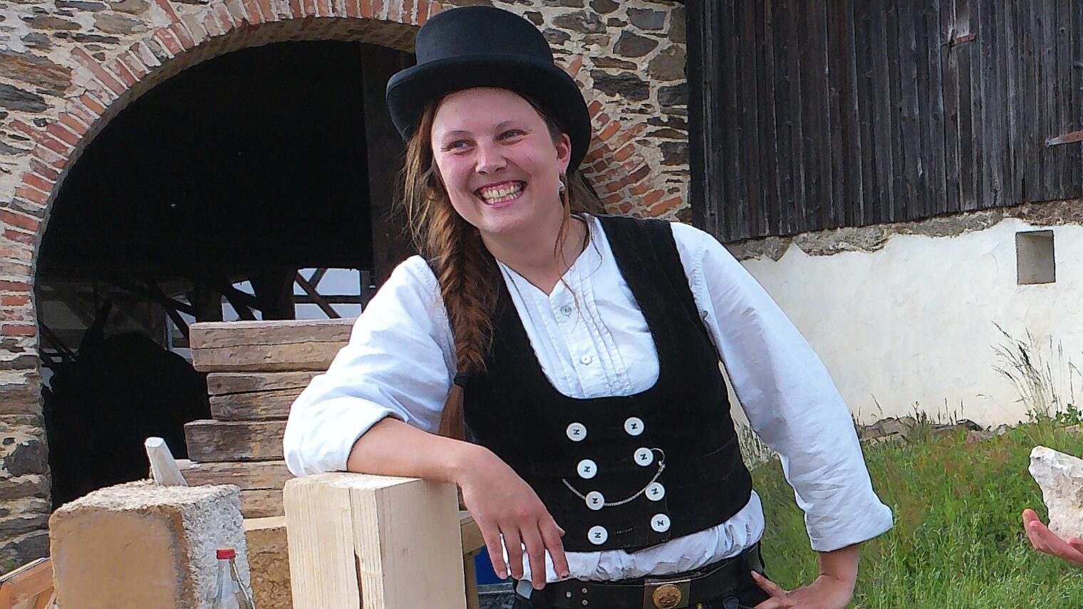 Neele Storost hat auf der Walz bei der Sanierungs des Daches des Bamberger Schlosses mitgeholfen.