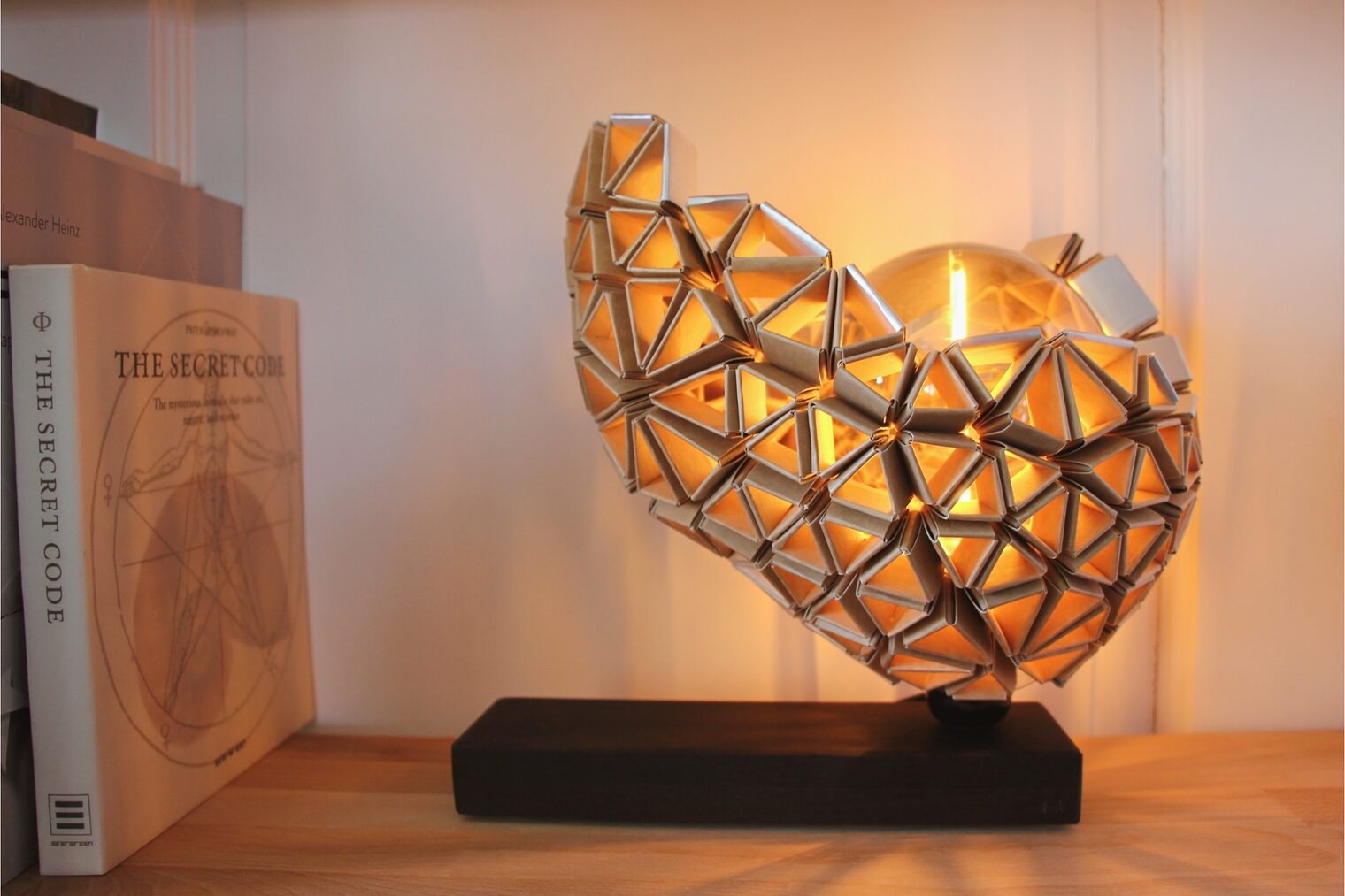 Leuchte von Johannes Daniel aus recycelten Getränkekartons. Leuchte von Johannes Daniel aus recycelten Getränkekartons.