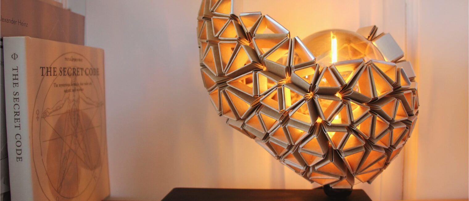 Leuchte von Johannes Daniel aus recycelten Getränkekartons. Leuchte von Johannes Daniel aus recycelten Getränkekartons.