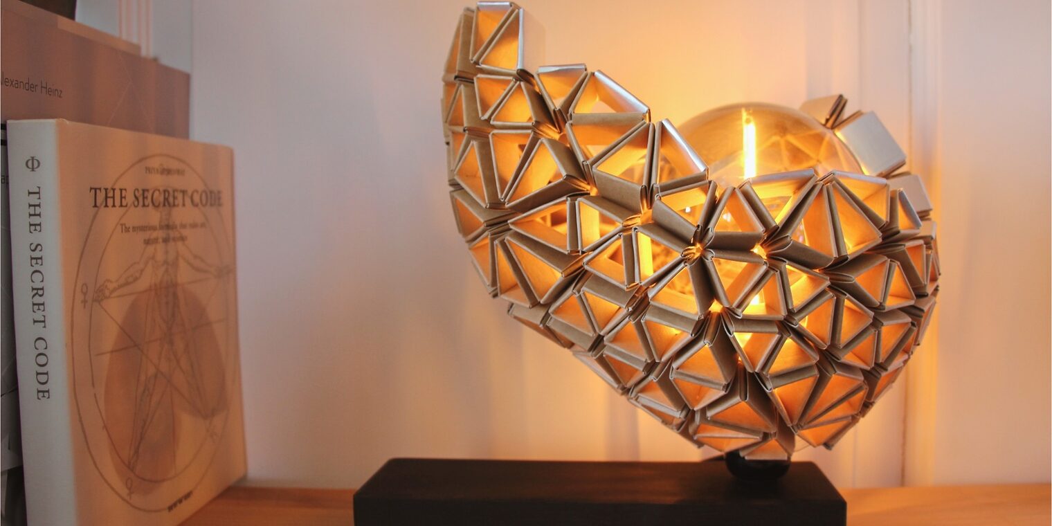 Leuchte von Johannes Daniel aus recycelten Getränkekartons.