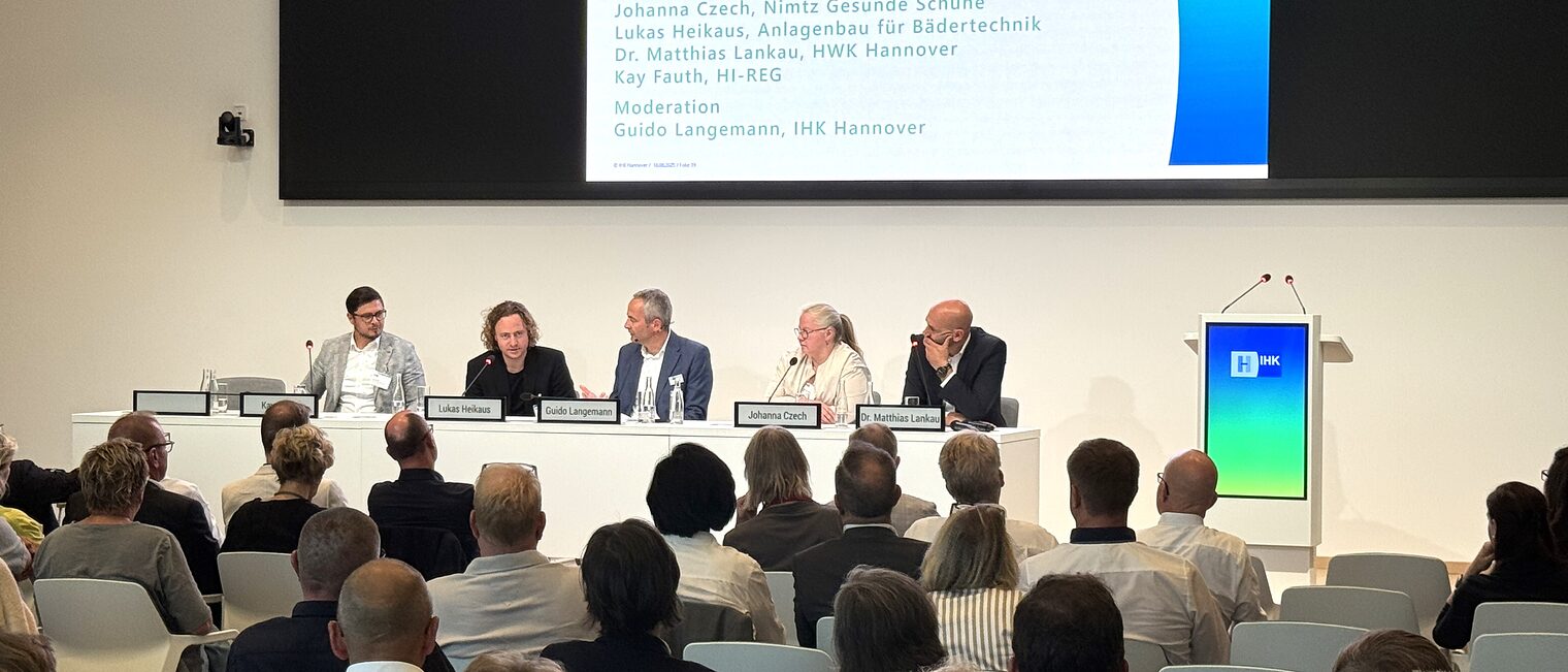Das Podium mit Best Practice und Beratern aus den Kammer vor Publikum.