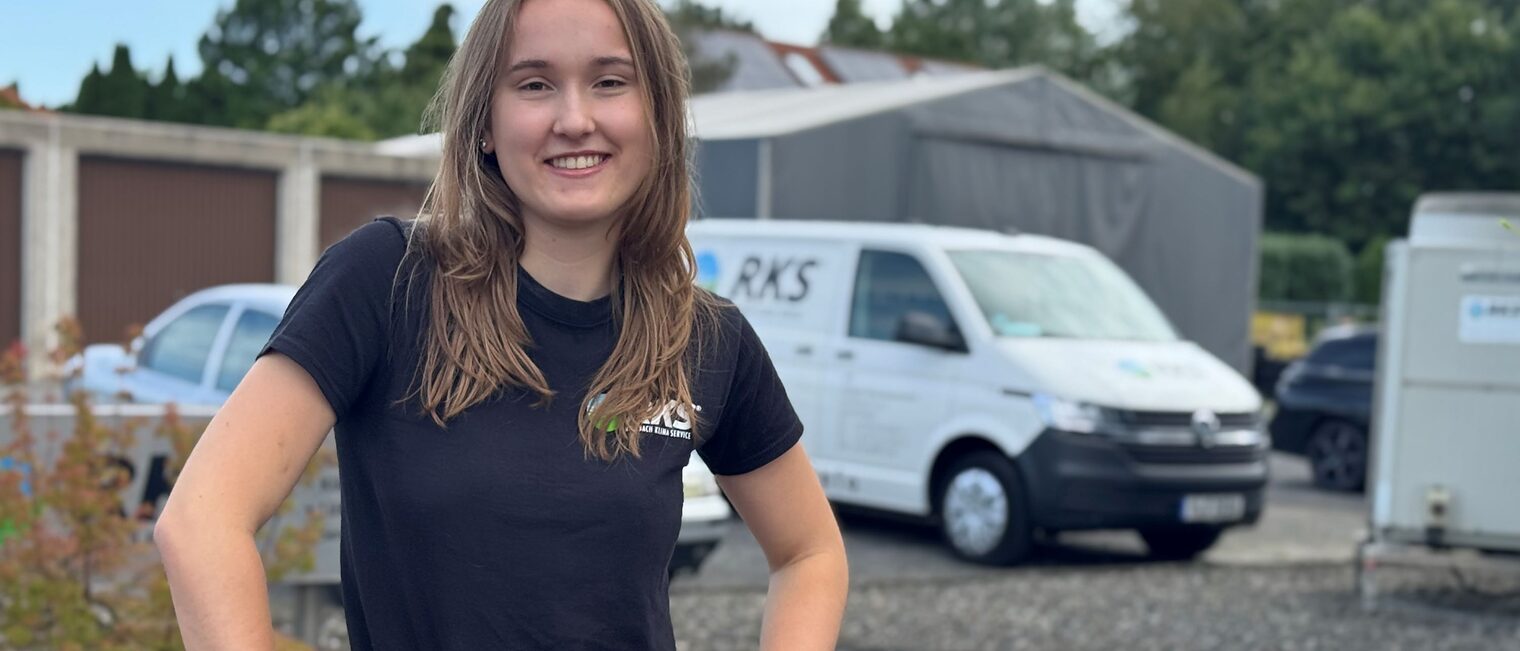 Catalina Buhl steht vor dem Firmengelände der RKS Retzbach. Triale Studentin Catalina Buhl steht vor dem Firmengelände der RKS Retzbach.