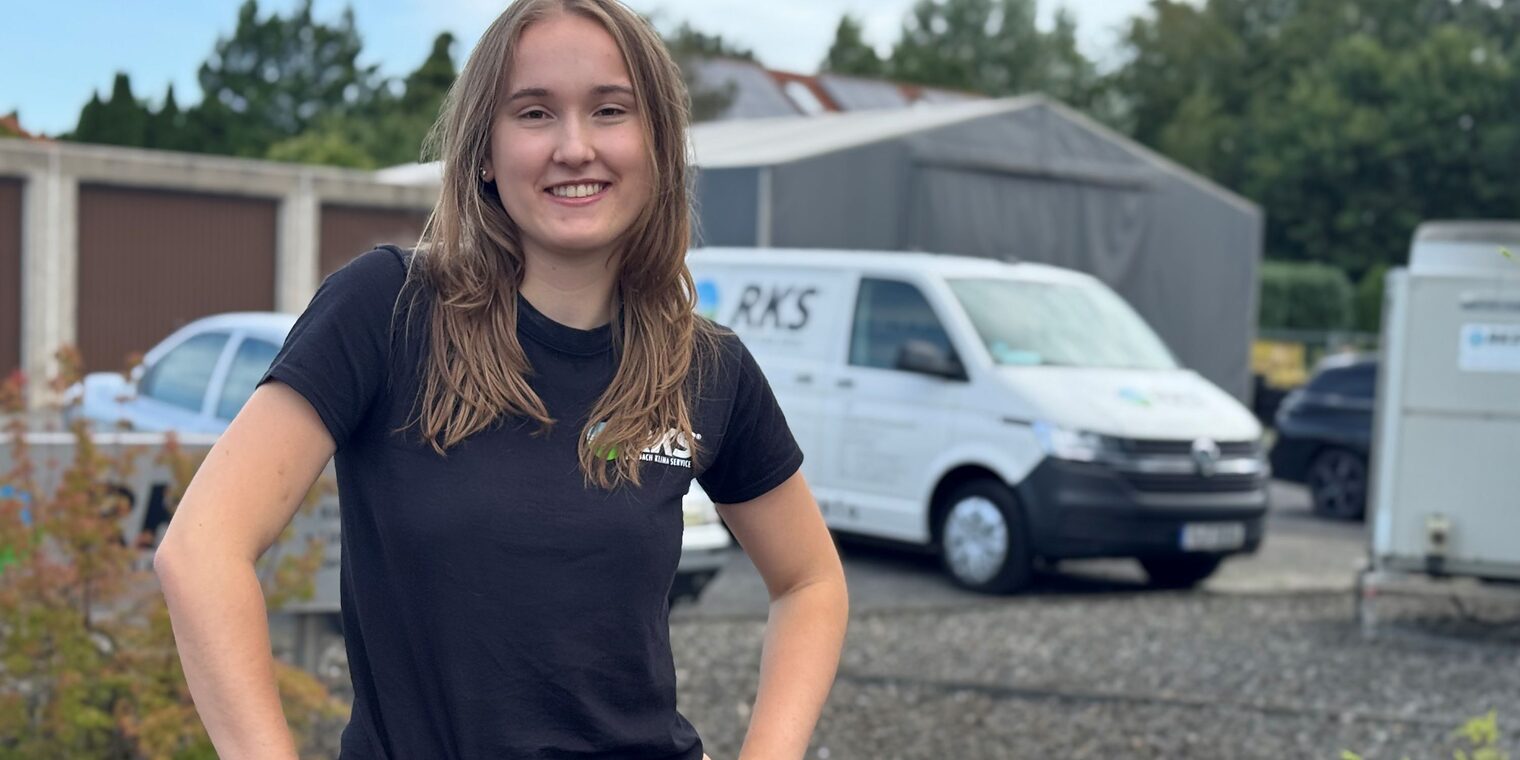 Triale Studentin Catalina Buhl steht vor dem Firmengelände der RKS Retzbach.