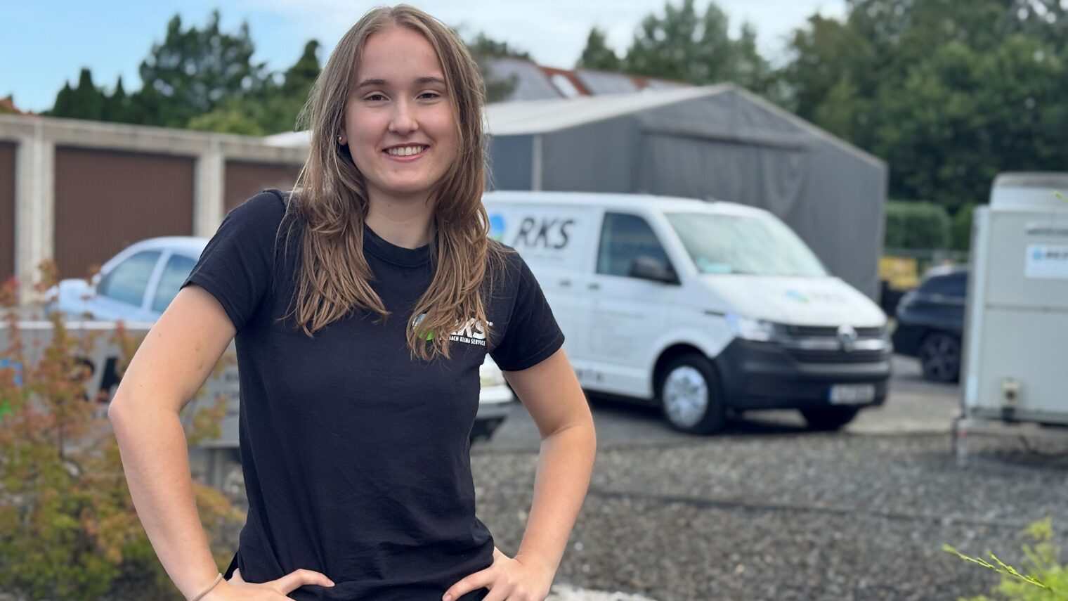 Triale Studentin Catalina Buhl steht vor dem Firmengelände der RKS Retzbach.