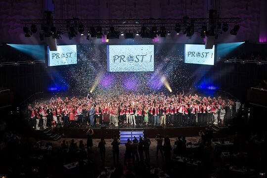 Jubelnde Meisterinnen und Meister auf der Bühne mit Konfettiregen. Jubelnde Meisterinnen und Meister auf der Bühne mit Konfettiregen.