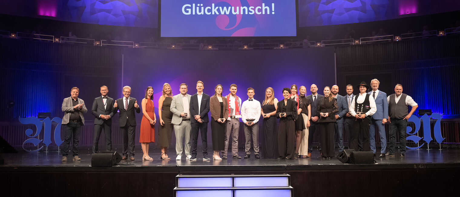 Beste Meisterinnen und Meister auf der Bühne bei der Meisterfeier 2025.