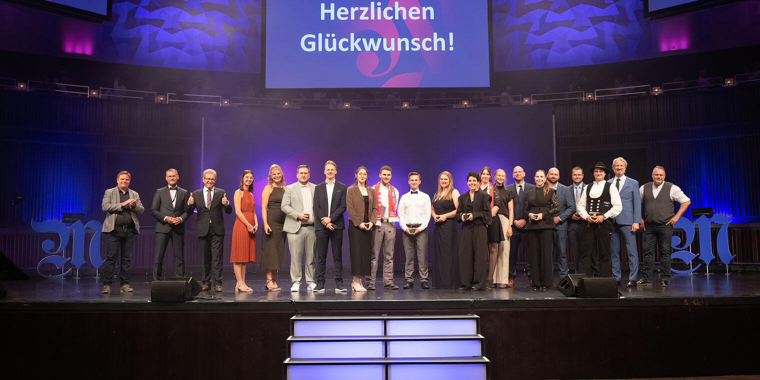Beste Meisterinnen und Meister auf der Bühne bei der Meisterfeier 2025.