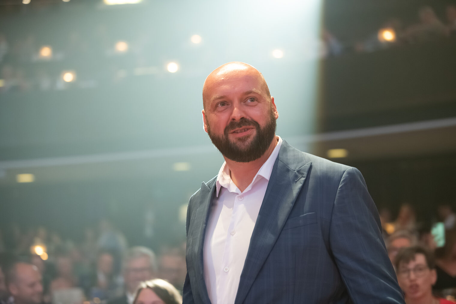 Porträt von Installateur- und Heizungsbauermeister Roman Schmökel bei der Meisterfeier 2025 vor Publikum.