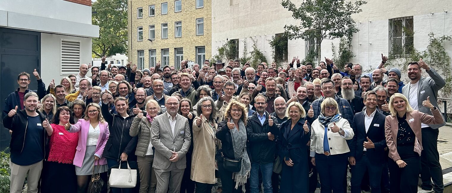 Gruppenfoto der BIT-Beraterinnen und -Berater bei der Tagung 2025. Gruppenfoto der BIT-Beraterinnen und -Berater bei der Jahrestagung 2025 in Hannover.