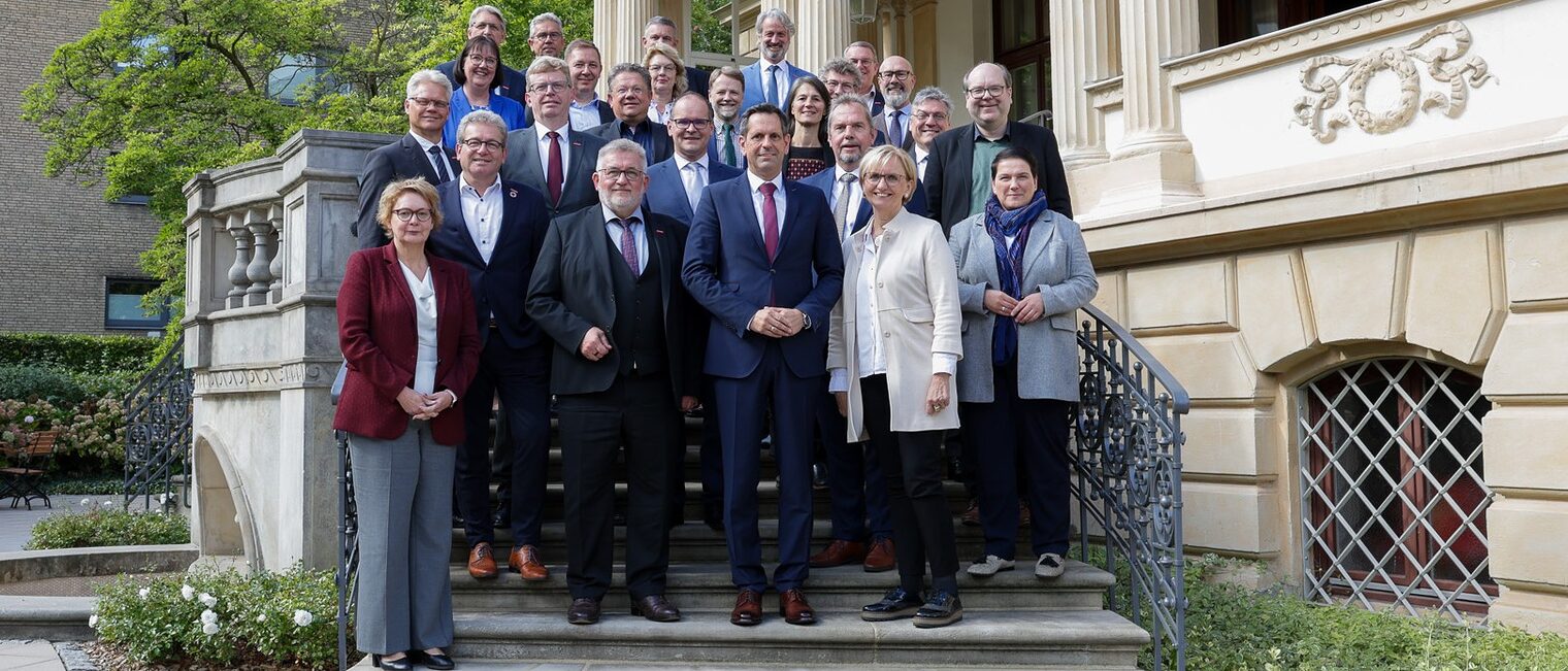 Gruppenfoto der Vertreter aus Handwerk und Politik auf der Außentreppe des Gästehauses der Landesregierung Hannover.