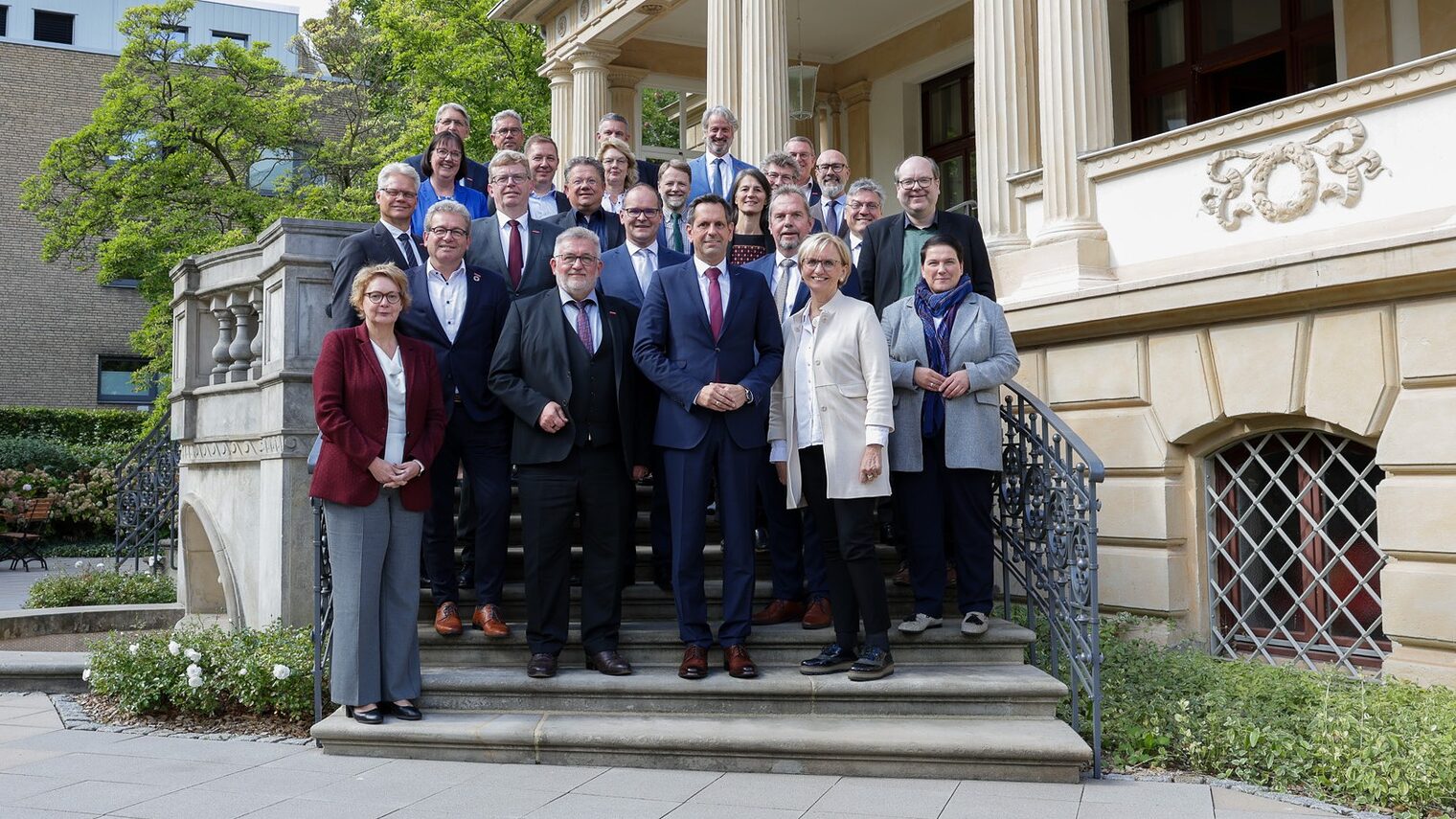 Gruppenfoto der Vertreter aus Handwerk und Politik auf der Außentreppe des Gästehauses der Landesregierung Hannover.