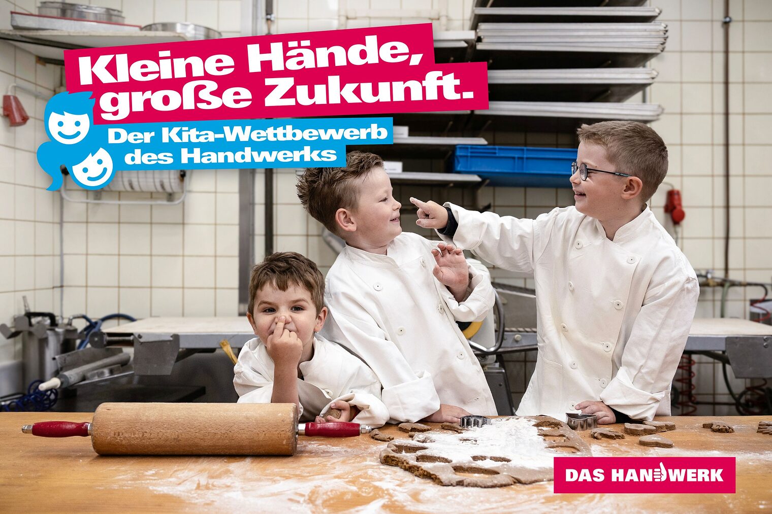 Werbeplaket mit Kindern in der Backstube zum Kita-Wettbewerb "Kleine Hände, große Zukunft".